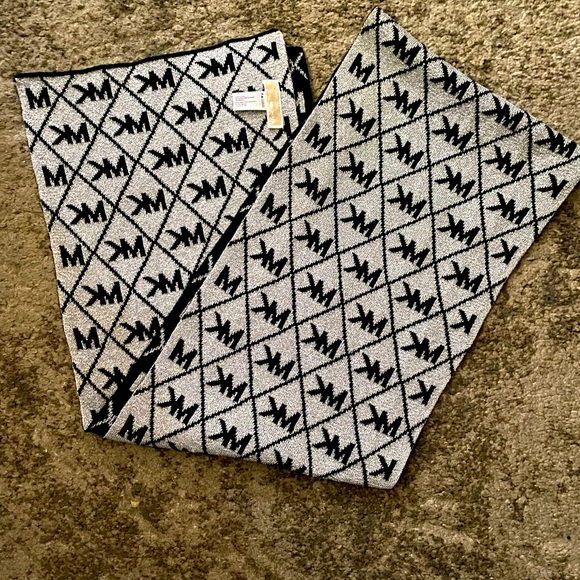 🌟Michael Kors MK Scarf-EUC - Picture 2 of 4